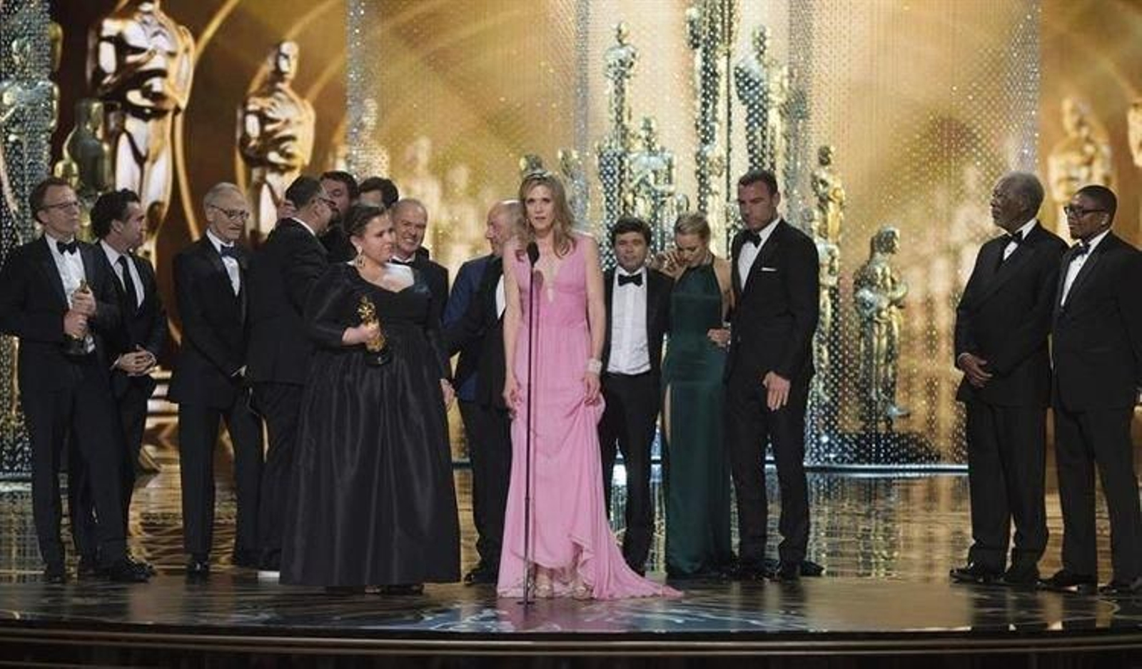 Michael Sugar, Steve Golin, Nicole Rocklin y Blye Pagon Faust y otros miembros del reparto en el momento en el que recogen el Óscar.