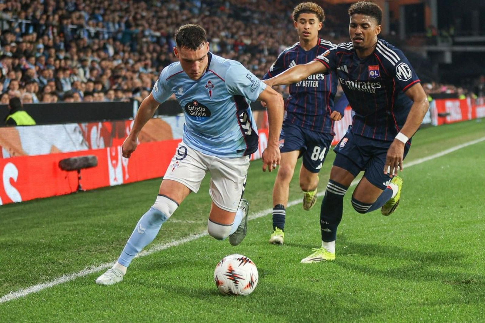 Galería | El Celta y el Olympique, un duelo de altura en Balaídos