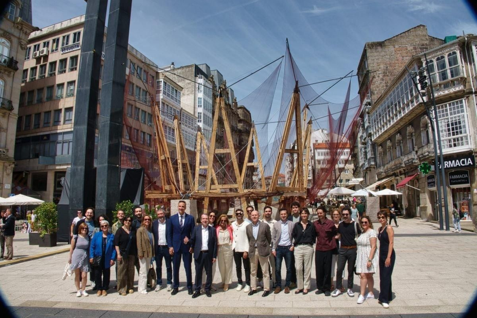 Participantes en el festival TAC ayer junto la batea levantada en Porta do Sol con el alcalde Abel Caballero y  el secretario del MInisterio de Vivienda.