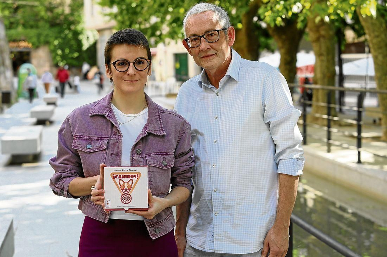María Eiriz y Germán Ricoy, con su primer juego de mesa, "¡Caninos!", que combina perros y pizza. (Foto: José Paz)