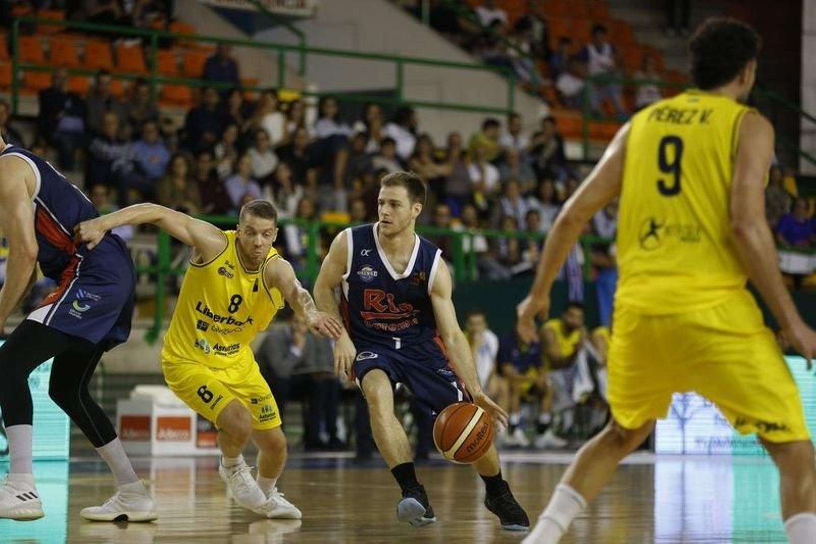 Pepo Vidal trata de superar al base del Oviedo Roope Ahonen en el partido de liga disputado en el Pazo (XESÚS FARIÑAS).