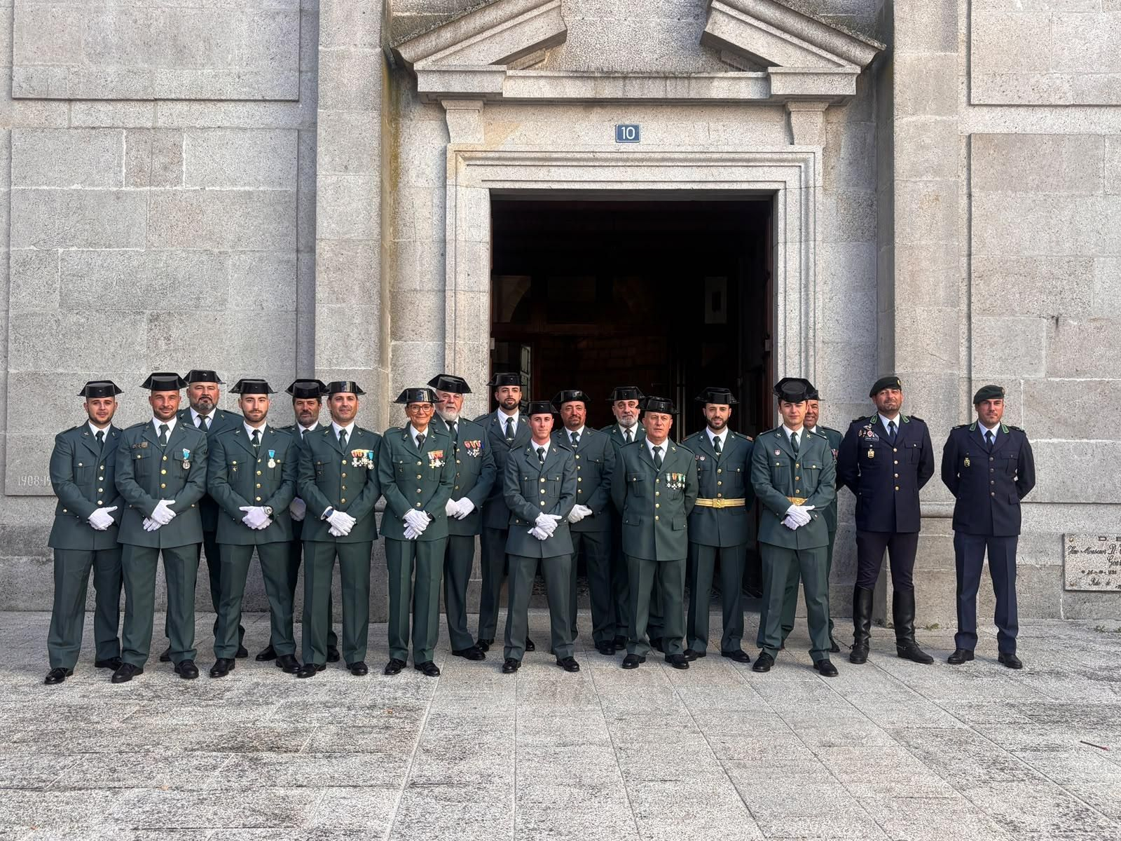 La Guardia Civil de Xinzo de Limia tras la misa de su patrona.