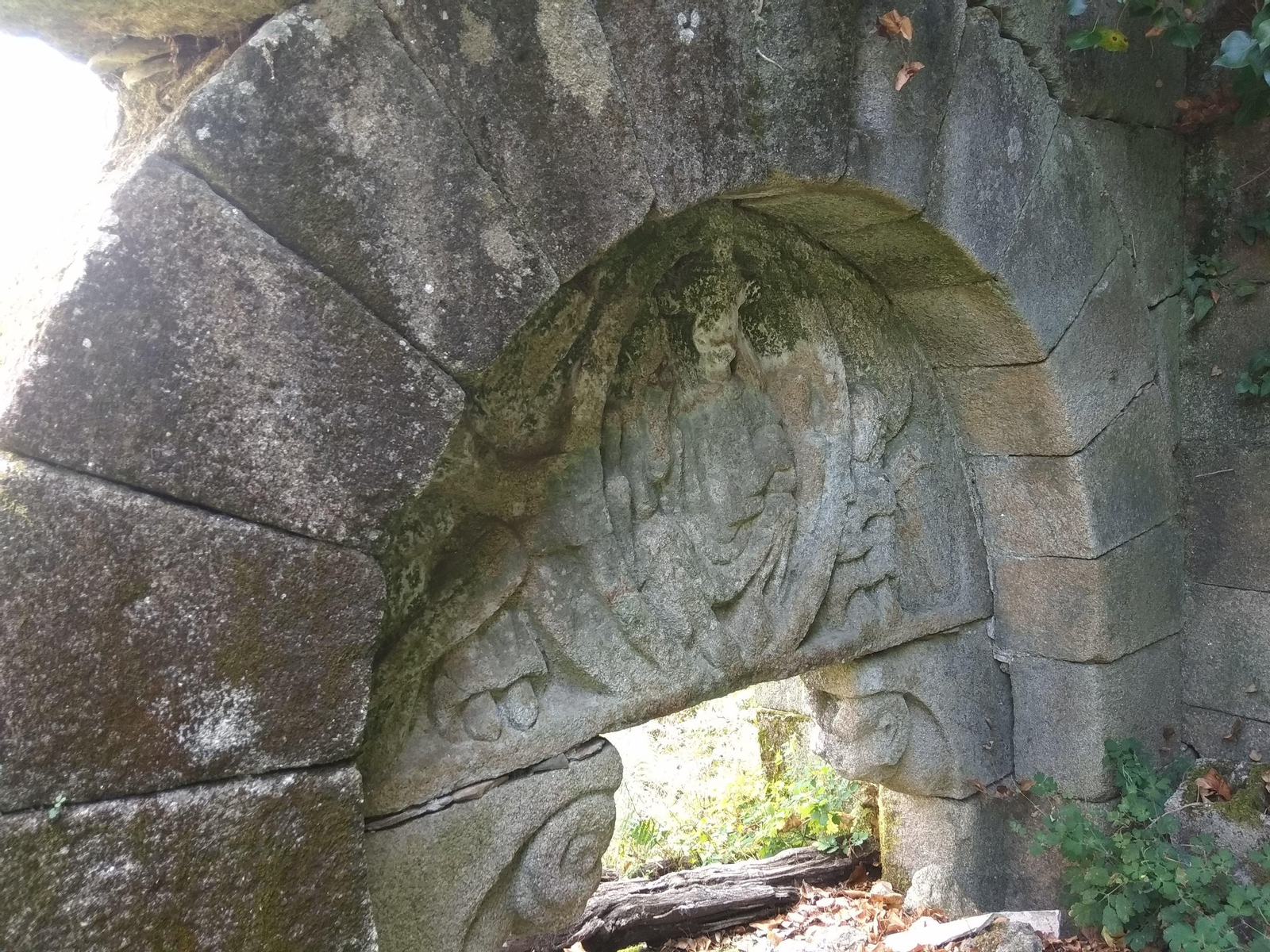El tímpano esculpido por ambas caras que llama la atención de los historiadores en un conjunto invadido por la maleza,                   donde también destacan las columnas con capiteles y los arcos semicirculares