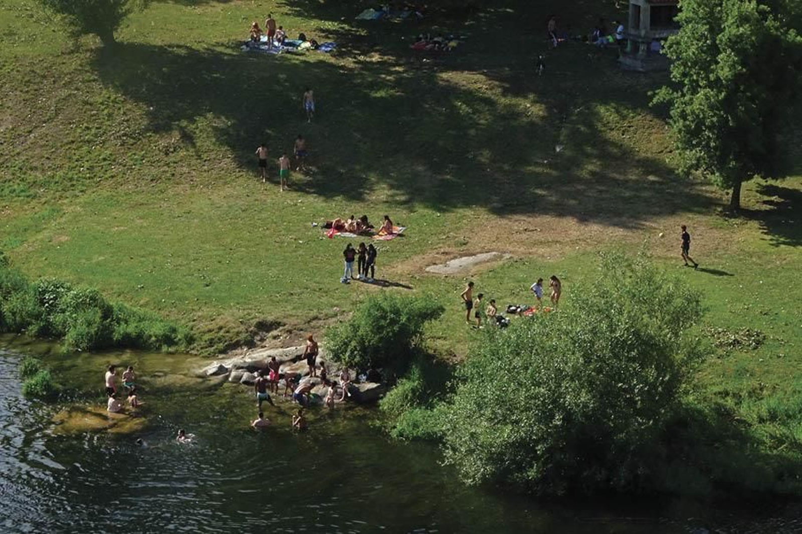 Algunos ourensanos aprovecharon la tarde de ayer para bañarse en el Miño. (FOTO: MARTIÑO PINAL)