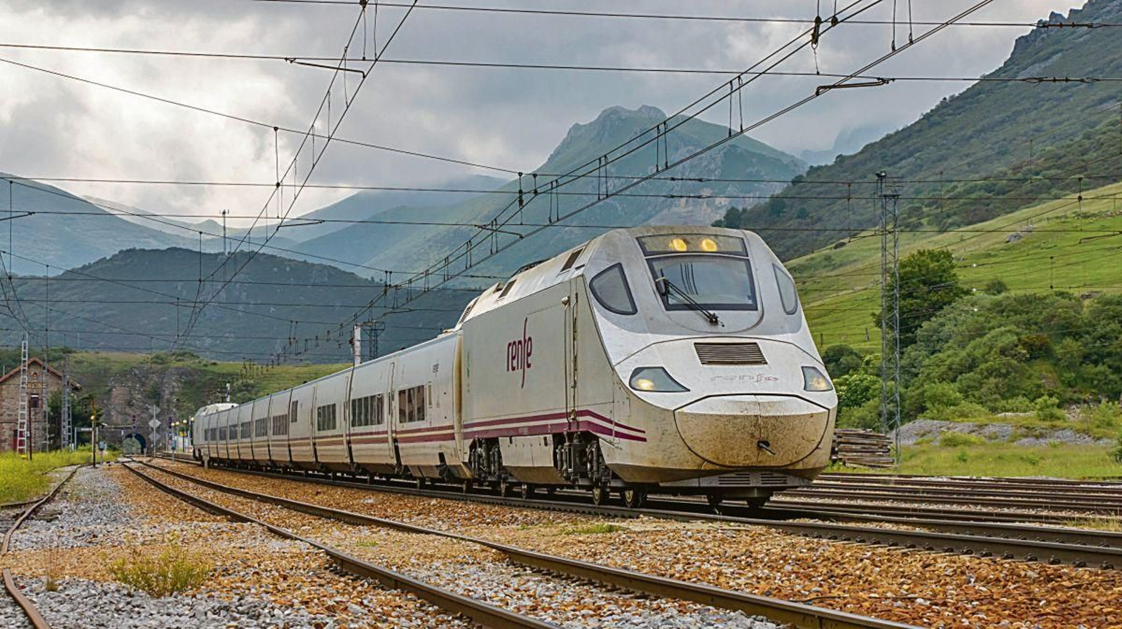 Un tren cruza el puerto de Pajares entre León y Asturias.