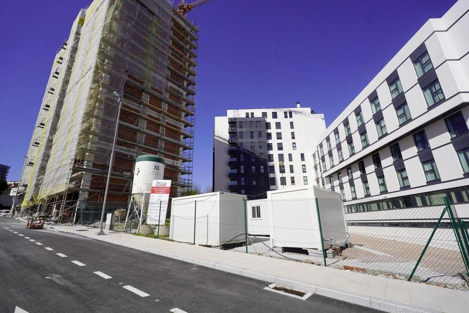 La parcela en Esturáns en la que el Concello proyecta edificar el nuevo edificio de 27 viviendas.
