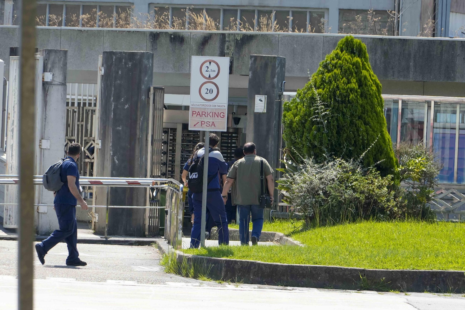 Trabajadores en el acceso a la factoría de Stellantis en Vigo.