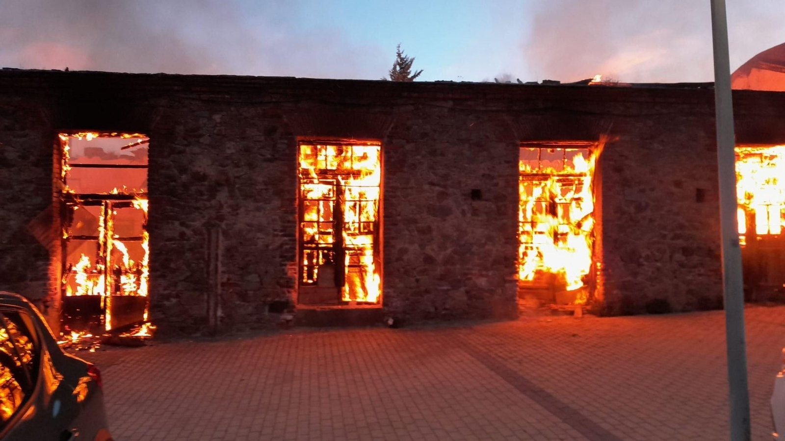 Incendio de una antigua fábrica de harinas en Plasencia