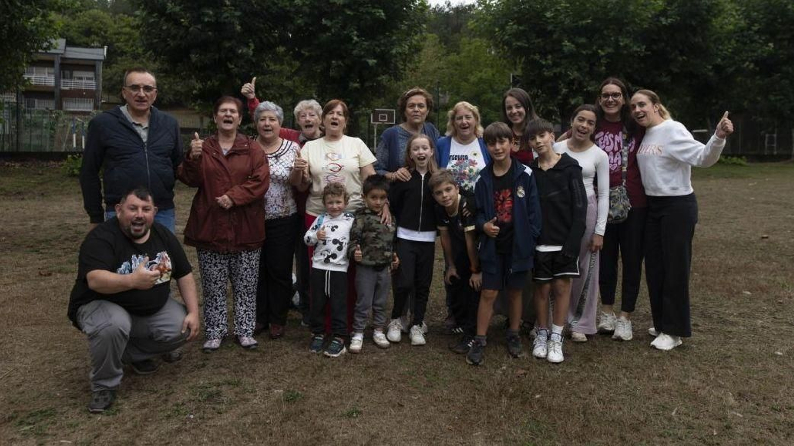 Vecinos e hijas de emigrantes en Boborás, al grito de “¡Feás!” para una foto todos juntos en el Campo da Feira.