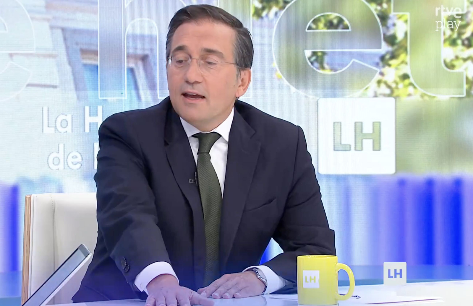 Albares durante su entrevista en La Hora de la 1