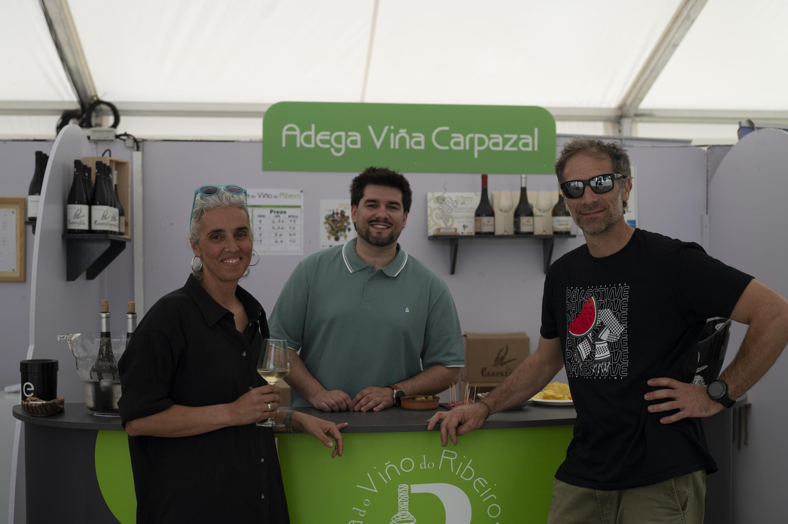 Ambiente festivo, brindis y degustaciones en el recinto de la Alameda de Ribadavia durante la celebración de la 63ª Feira do Viño do Ribeiro