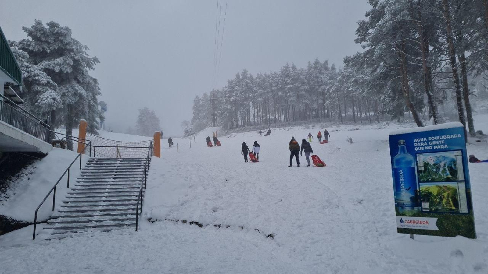 La Estación de Manzaneda, cubierta de nieve.