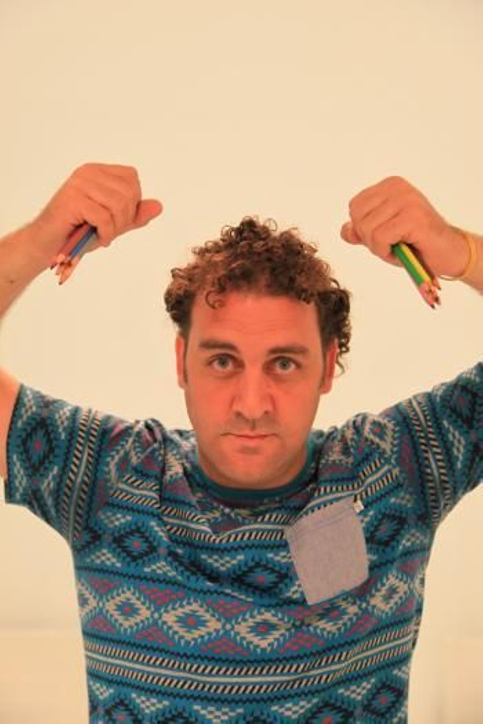 El artista retratado en el Centro Cultural; la exposición, hasta el domingo. (Foto: José Paz)