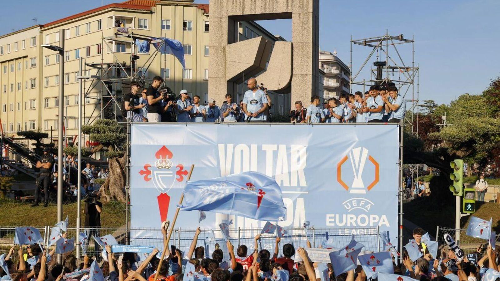 Galería | Fiesta celeste en Vigo por la vuelta del Celta a Europa