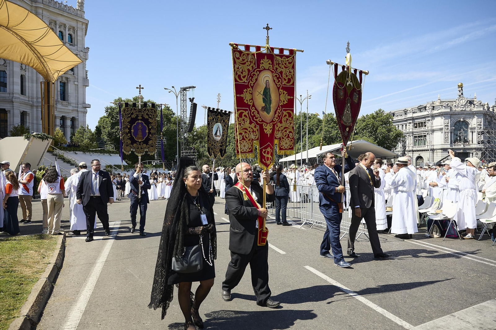 Galería | Multitudinaria misa y procesión del Corpus en Madrid con el papa León XIV