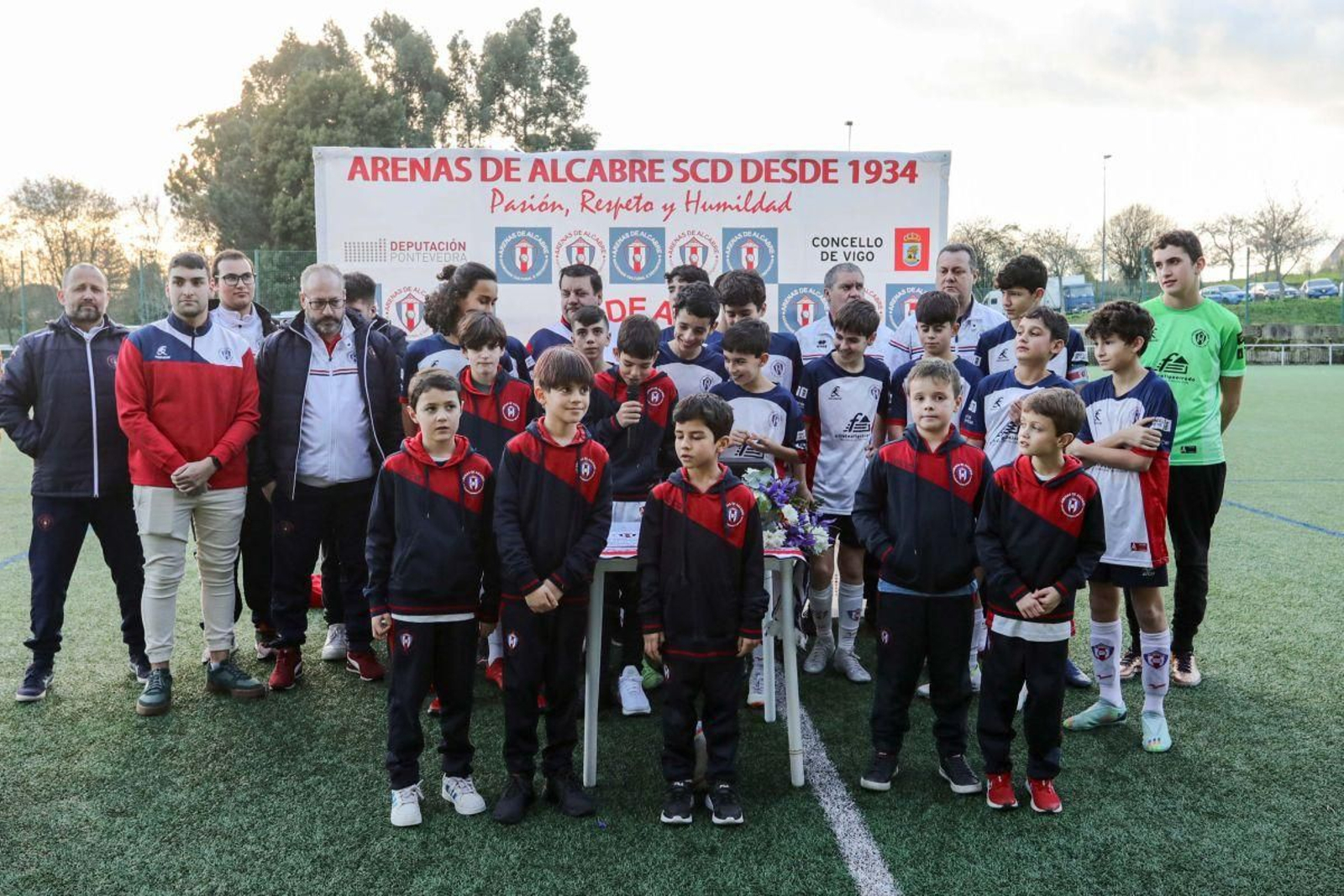 El club vigués, uno de los primeros en los que militó Pahíño, homenajeó al legendario futbolista en el recinto que lleva su nombre en Navia.