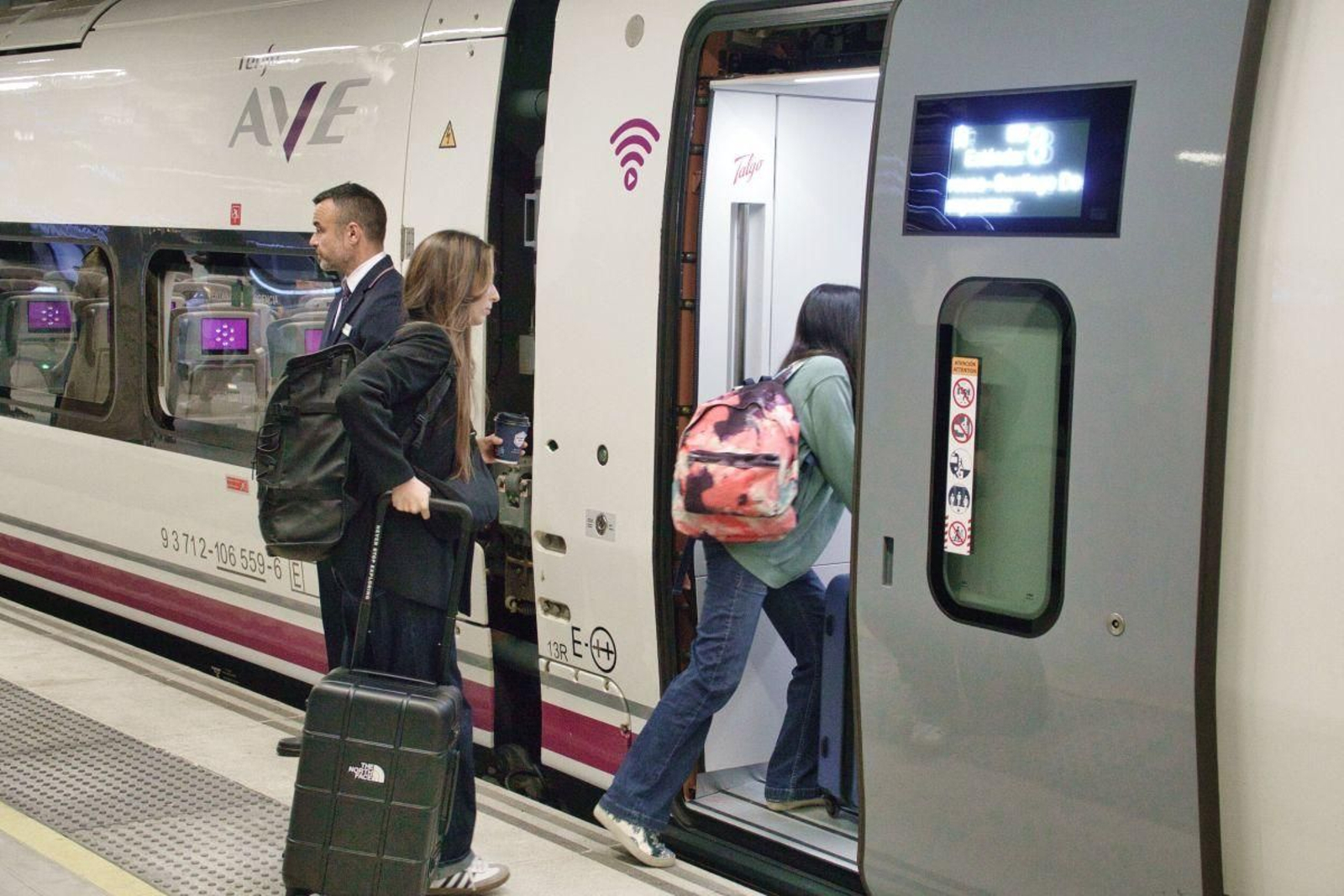 Dos usuarias suben al tren AVE en la estación de Urzaiz durante el estreno del S 106 en Vigo.