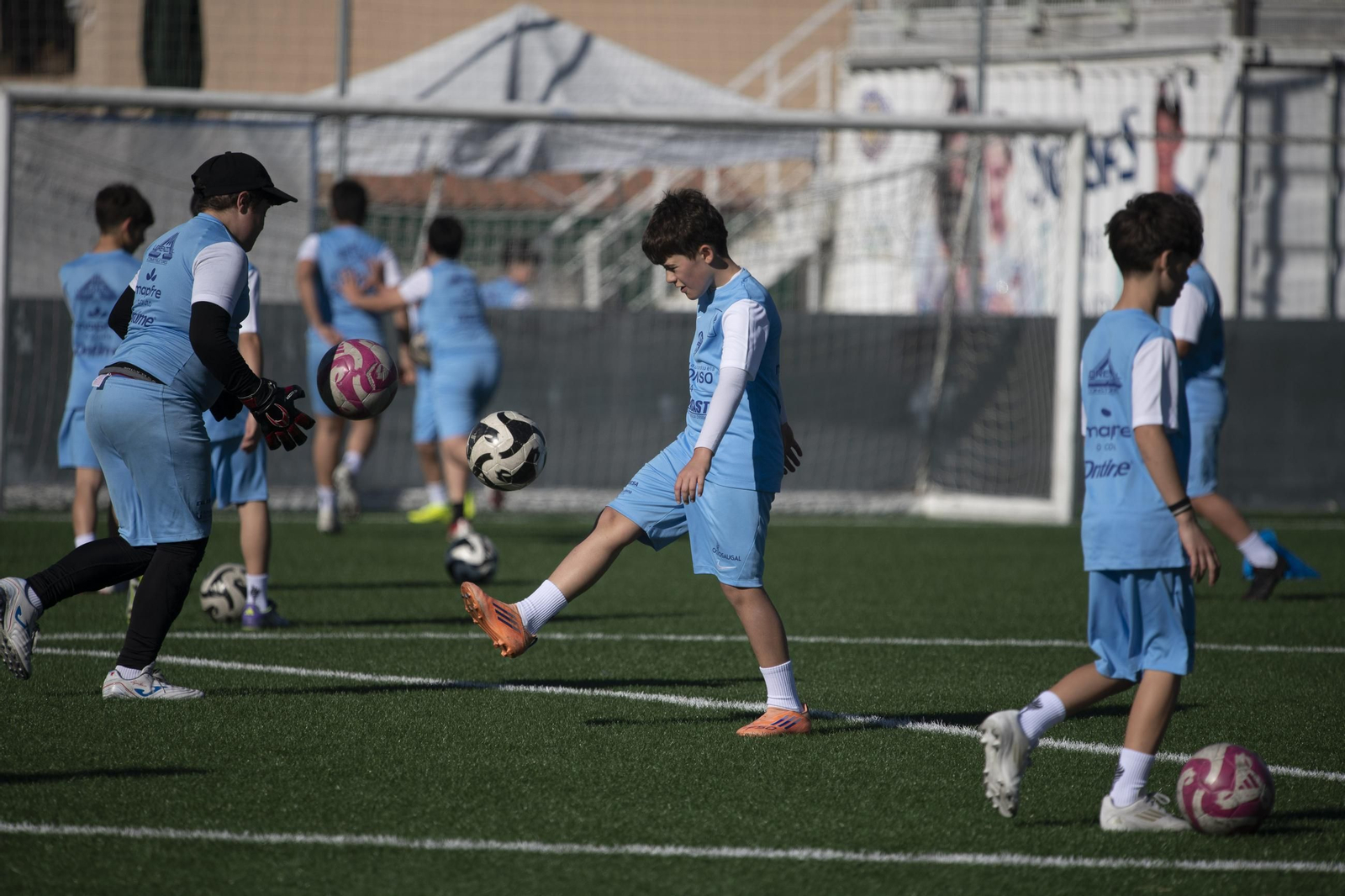 Galería |  El futbol base ourensano se divierte durante la Semana Santa