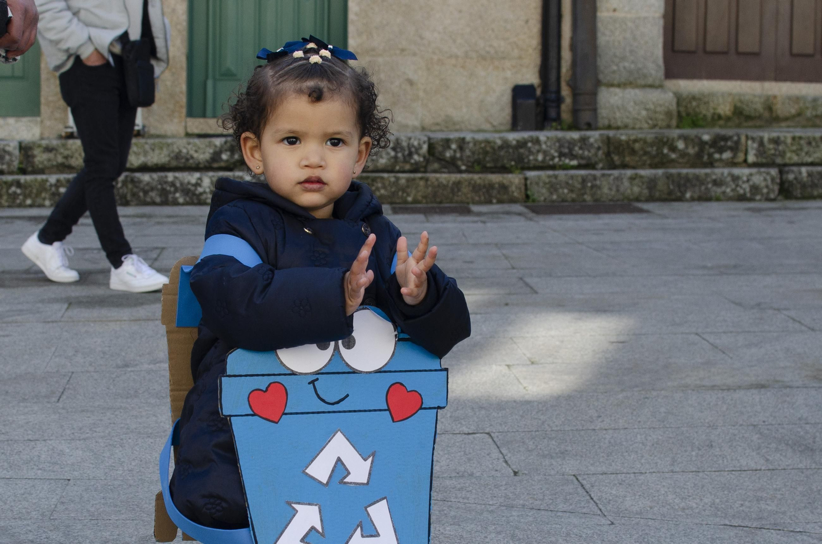 Los niños animan las calles de Ribadavia con el desfile escolar de Entroido