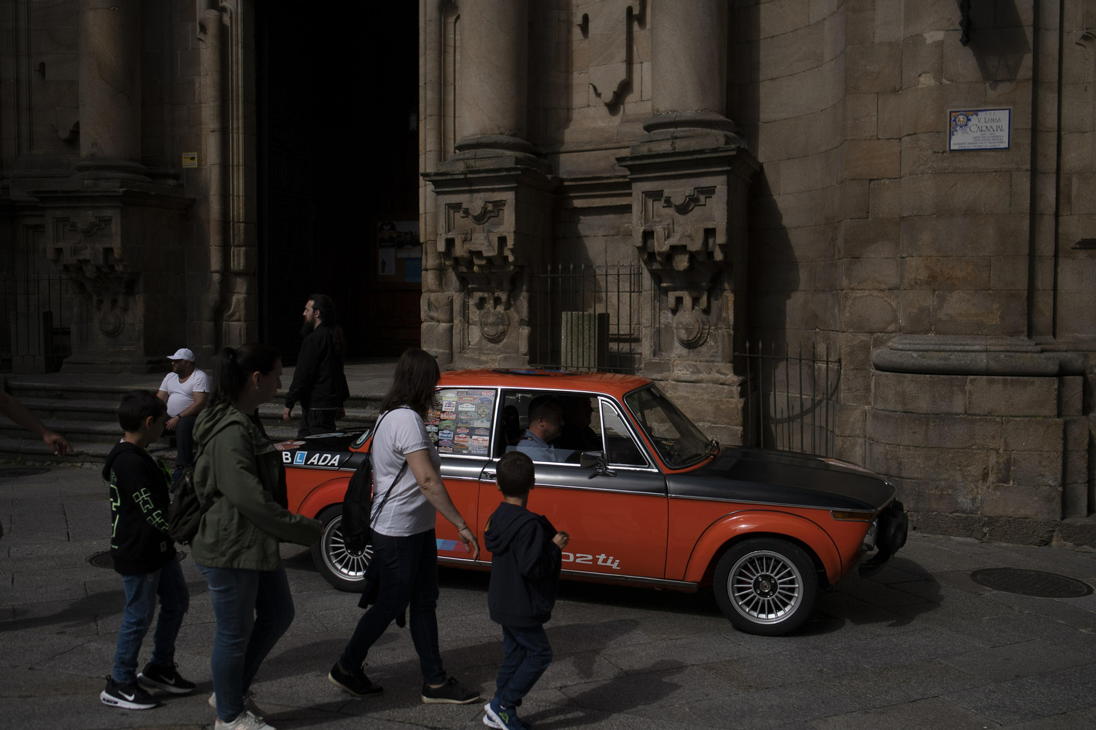 Coche de rally antiguo circulando por Ourense ante la impresión de la gente