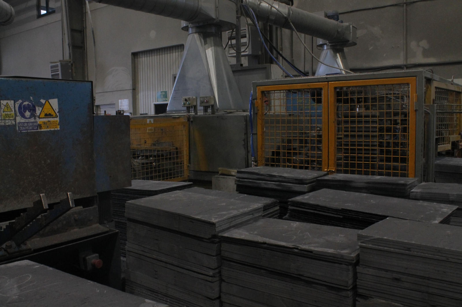 Interior de una nave de procesado de pizarra. (Isaac Cruz)
