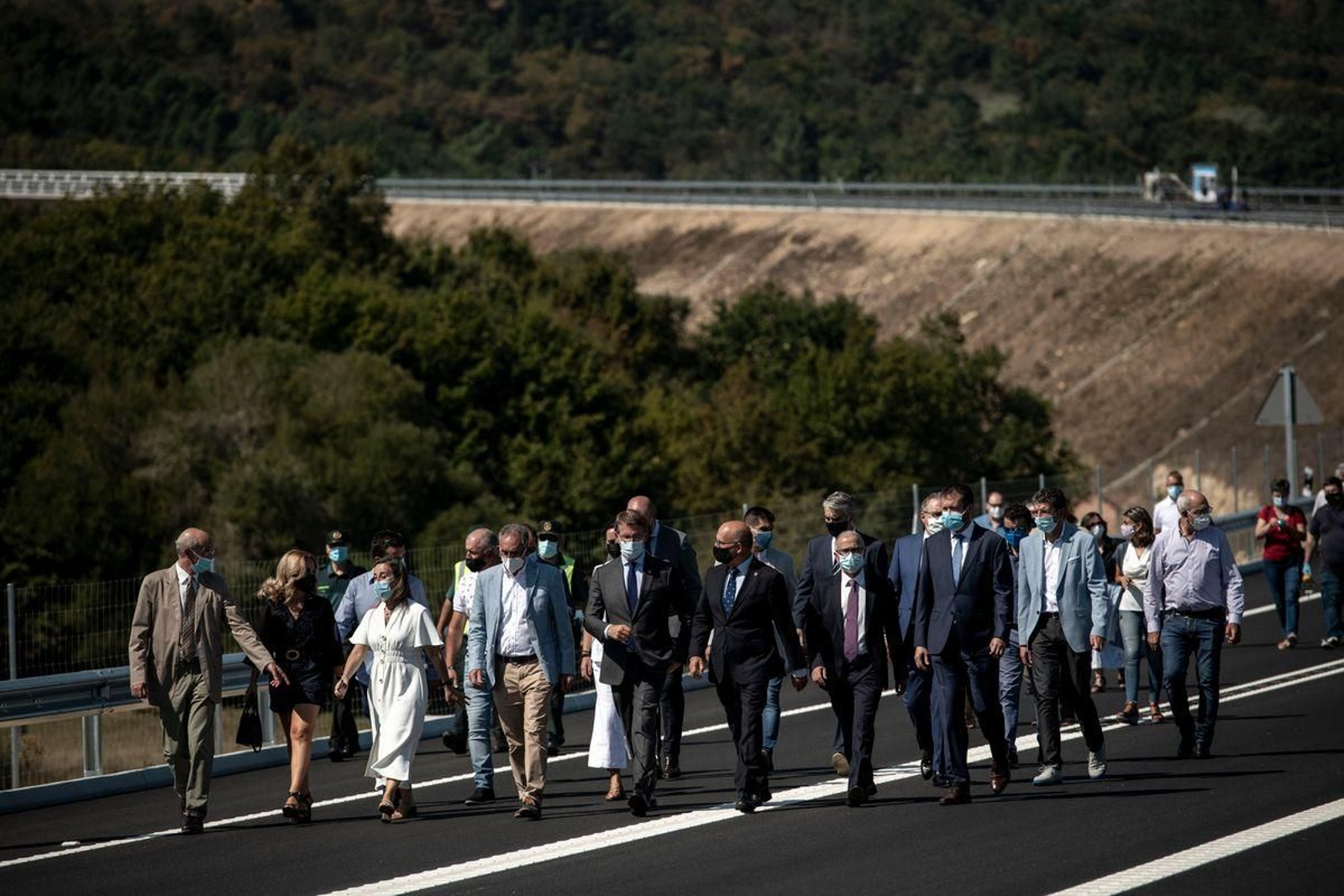 SAN CIBRAO DAS VIÑAS (ACCESO POLÍGONO A-52 N-525). 11/09/2020. OURENSE. El presidente de la Xunta, Alberto Núñez Feijóo, acompañado del presidente de la Deputación, Manuel Baltar, la conselleira de infraestructuras, Ethel Vázquez y el alcalde de San Cibrao proceden a la inauguración del nuevo acceso al Polígono de San Cibrao das Viñas. FOTO: ÓSCAR PINAL