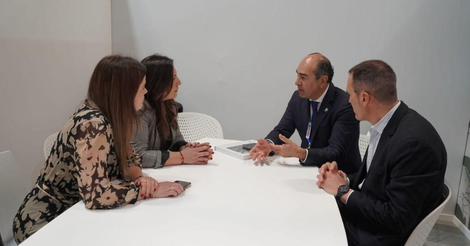 El alcalde de Tui, el directivo de Turismo Oporto y Norte,  la concejal de Patrimonio y la directora de Paradores.