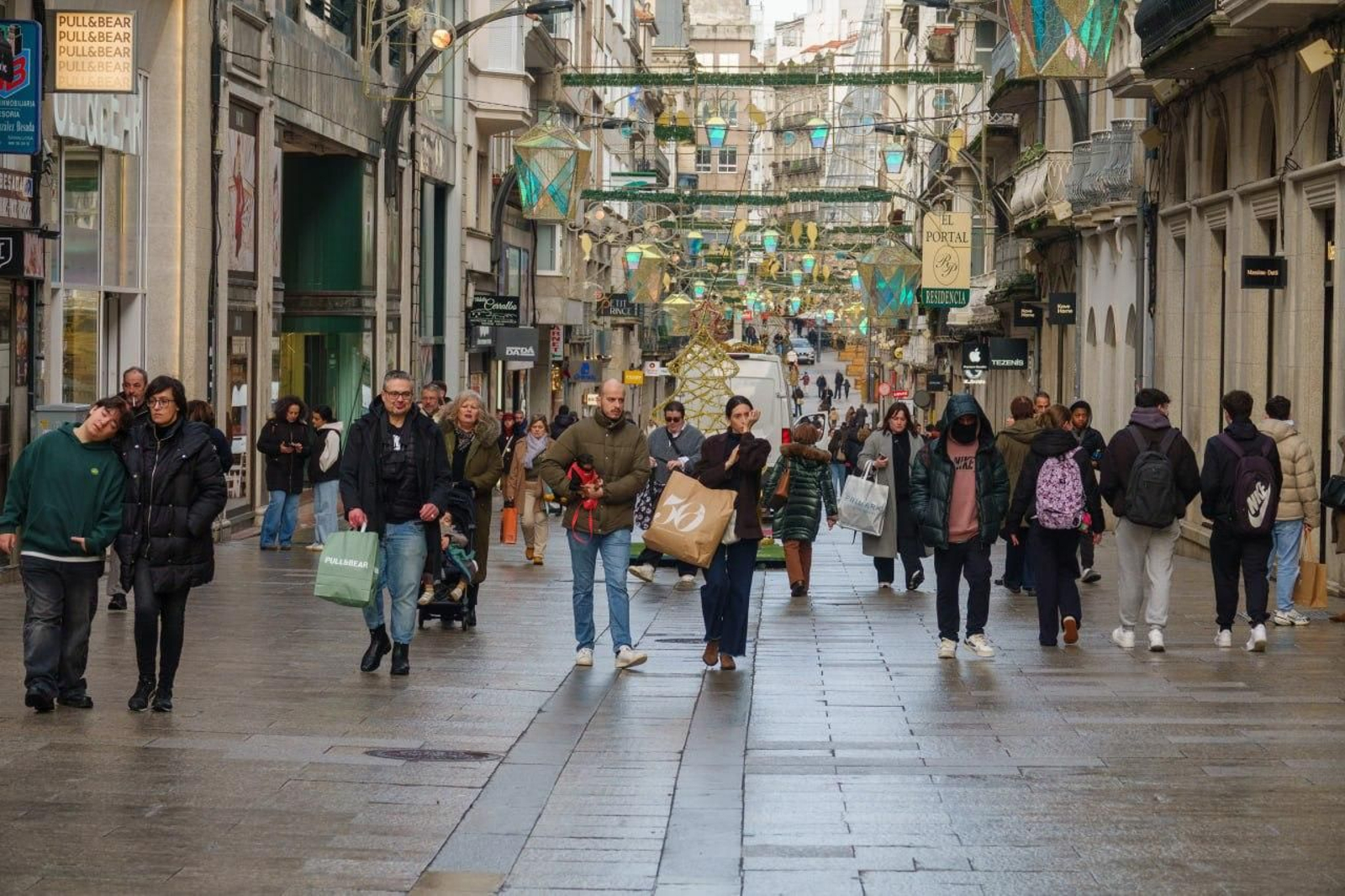 Galería | Los vigueses, con la tradición de las rebajas de enero
