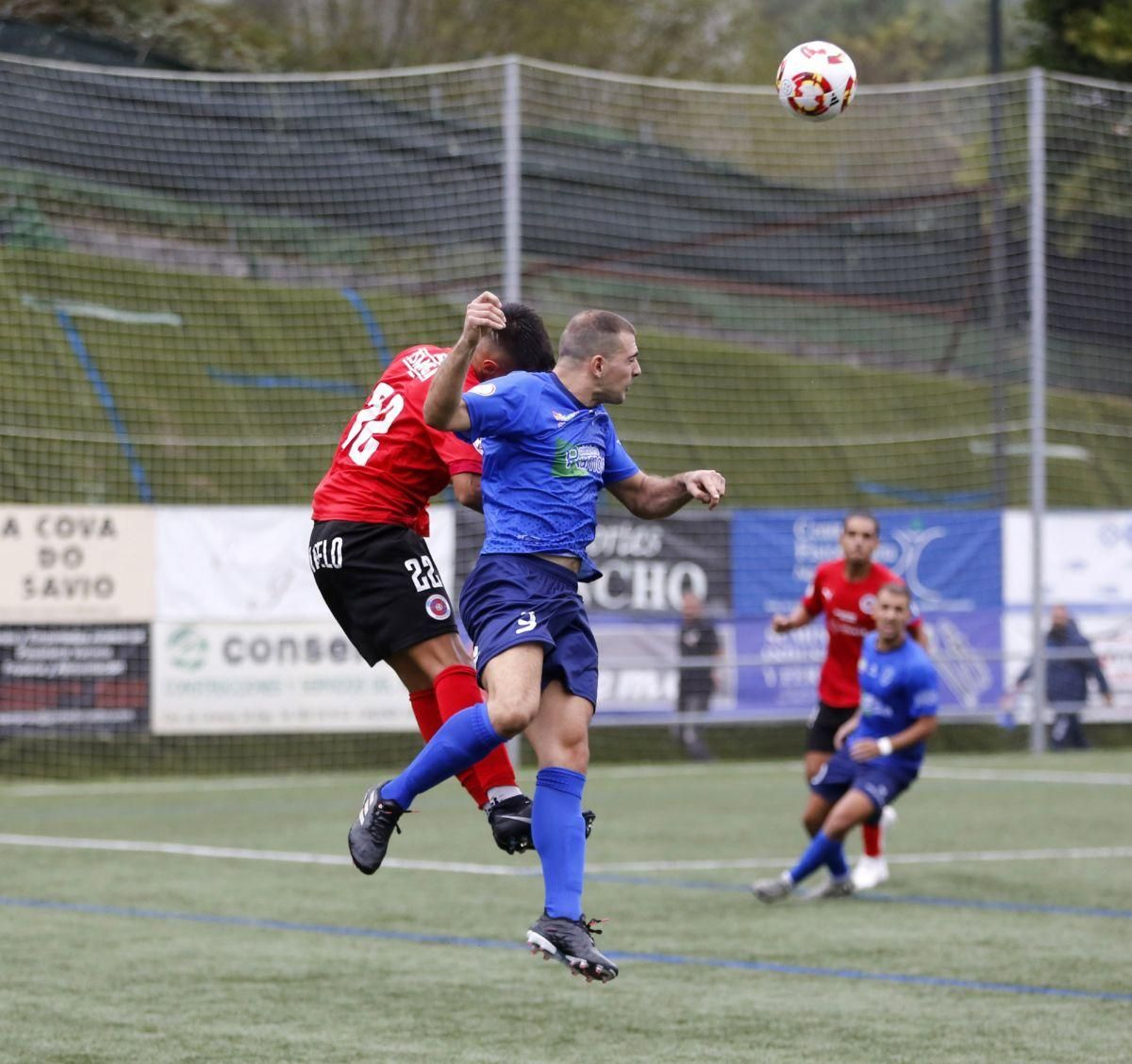 El mediapunta unionista, Osián, y Nespereira, defensa del Barbadás, luchan por la pelota.