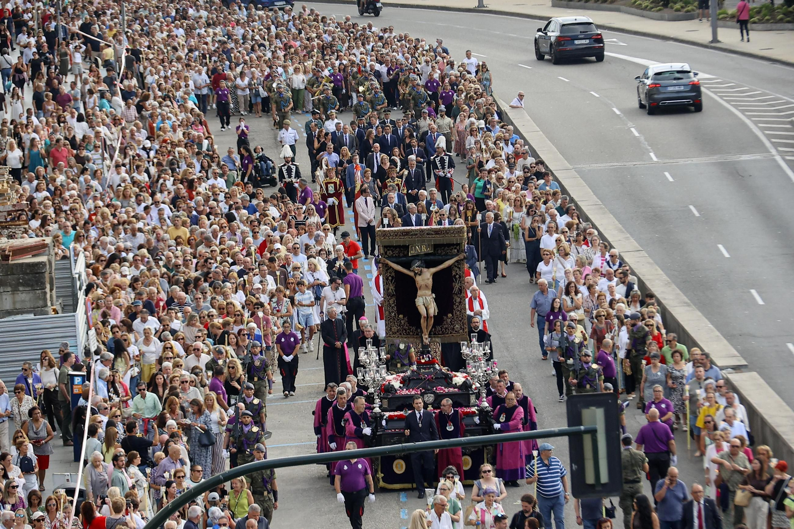 Galería | Misa por el Cristo da Victoria en Vigo y la concurrida procesión