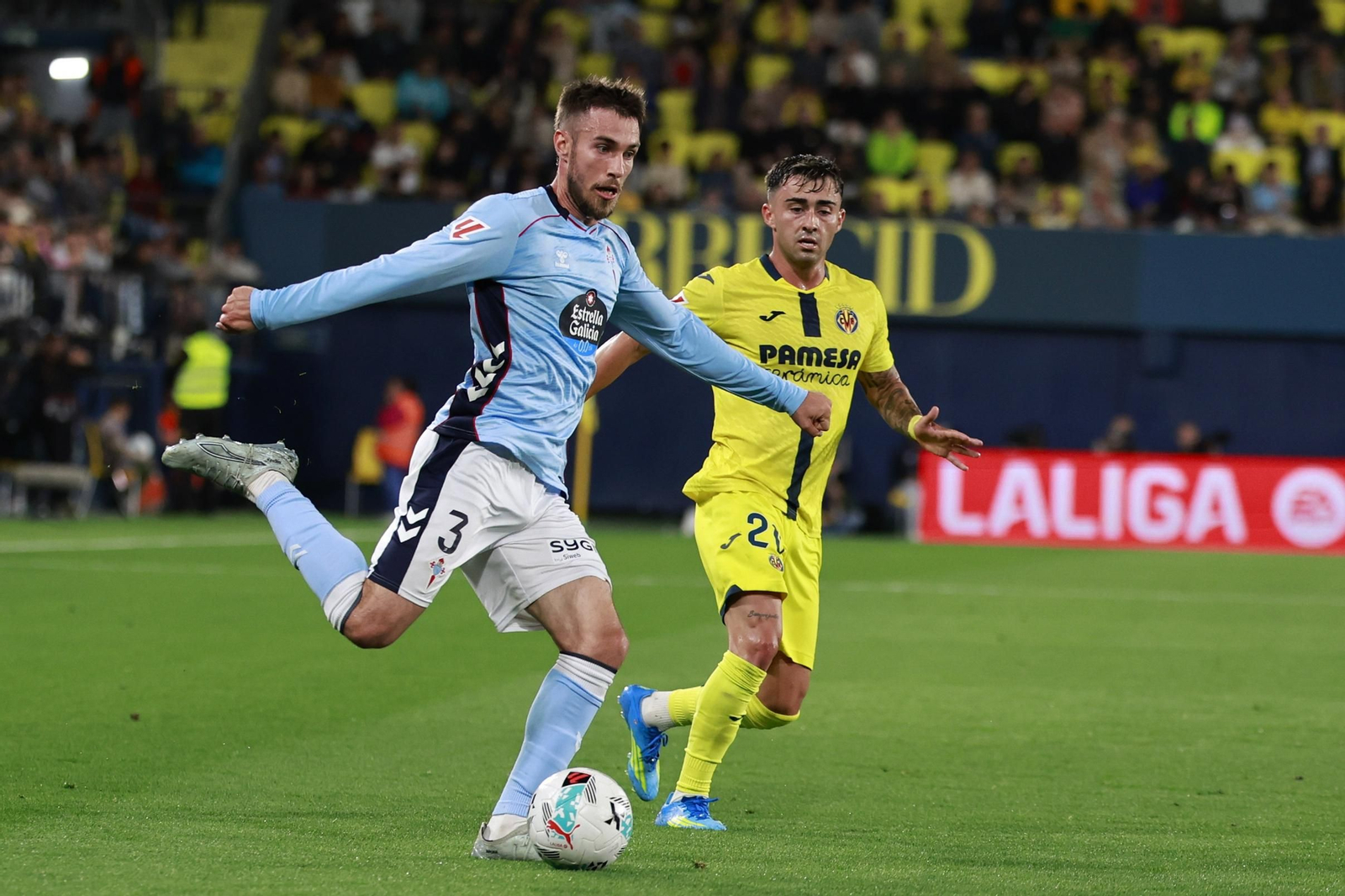 Óscar Mingueza se dispone a dar un pase ante Moleiro.