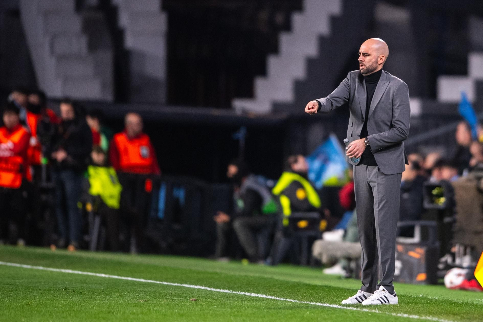 Giráldez da instrucciones desde la banda de Balaídos.