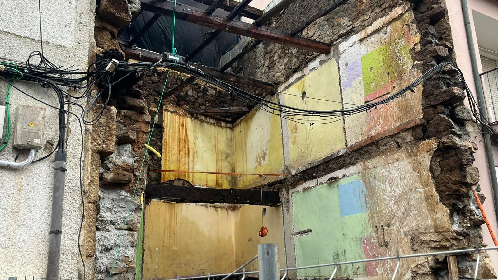 Edificio afectado por las intensas lluvias.