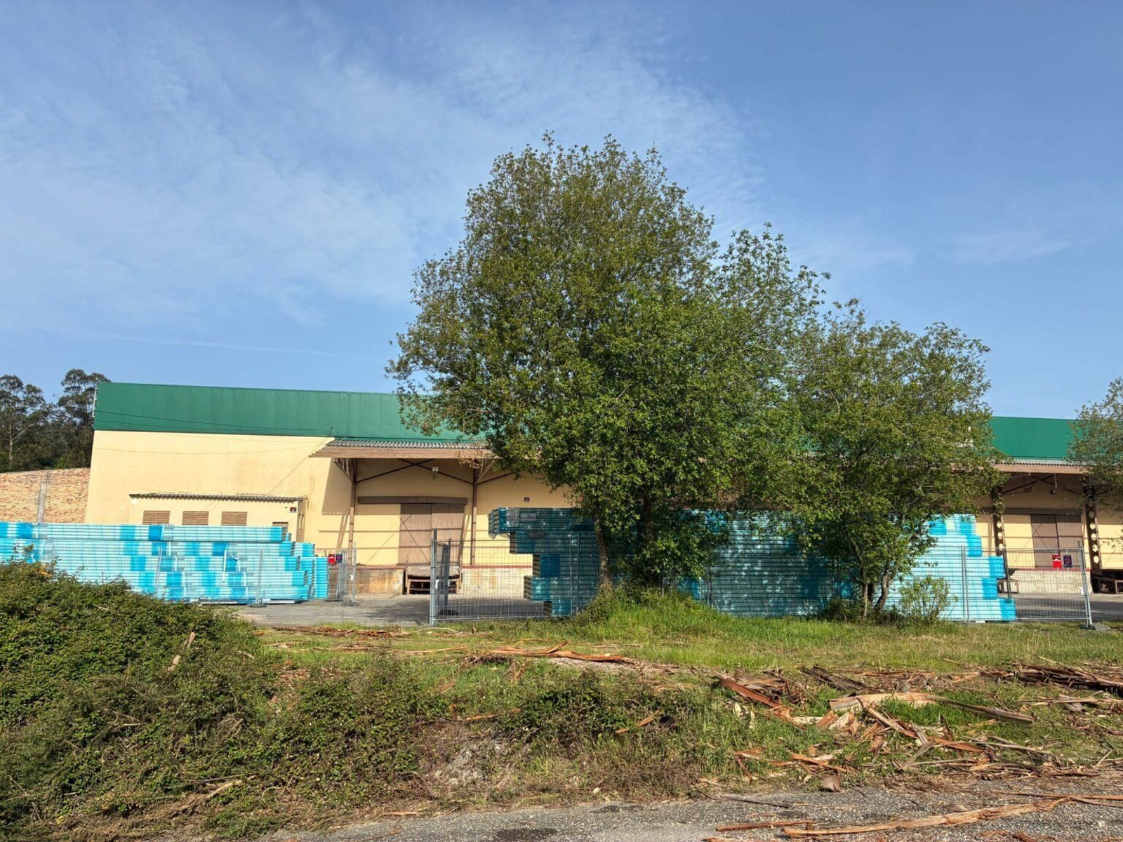 Imagen de la nave próxima al centro educativo donde se están realizando las obras.