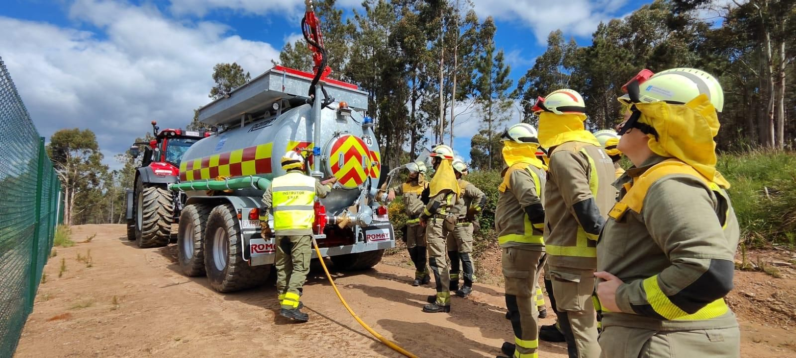 Personal de servicio contra incendios forestales.