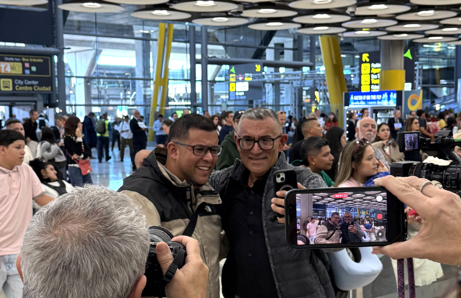 Carlos e Idelmo nada más reencontrarse en Barajas