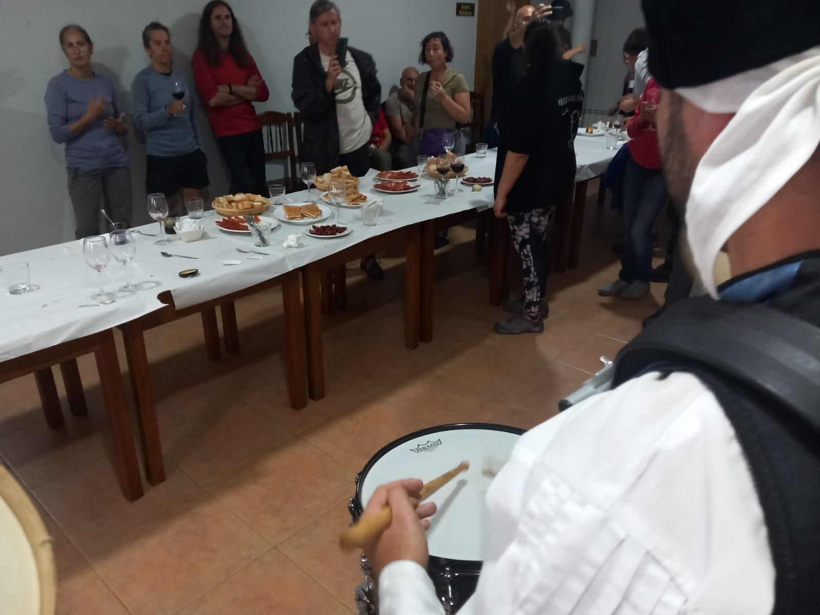 La gastronomía local es una parte esencial de la experiencia, permitiendo a los participantes probar delicias locales.