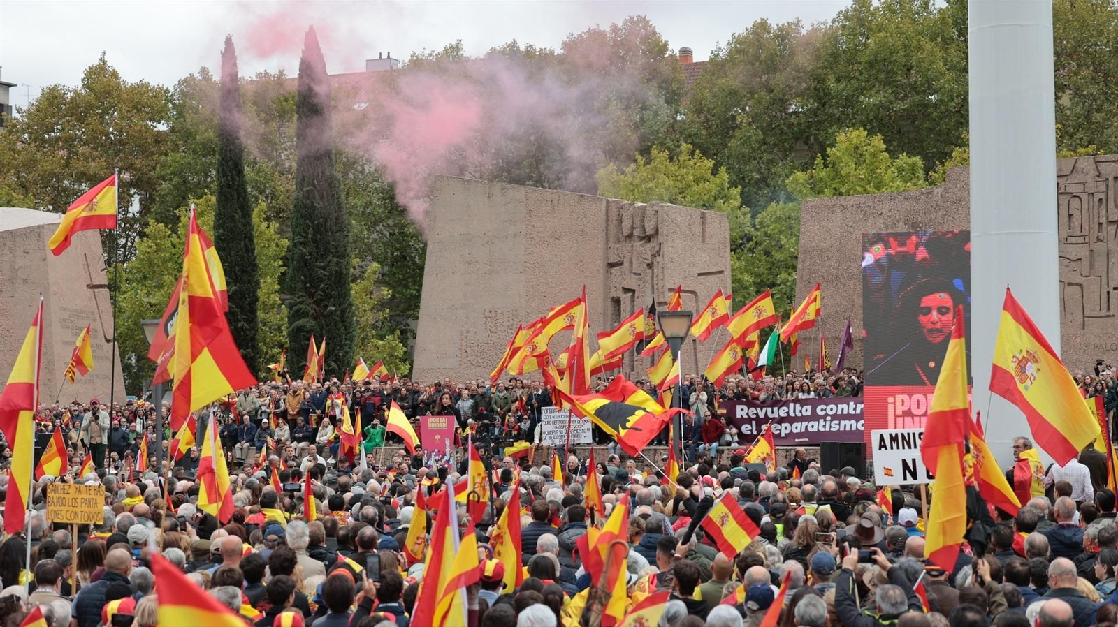Centenares de banderas de España y carteles en contra de la amnistía y de Pedro Sánchez en la manifestación en la Plaza de Colón de Madrid. // Europa press