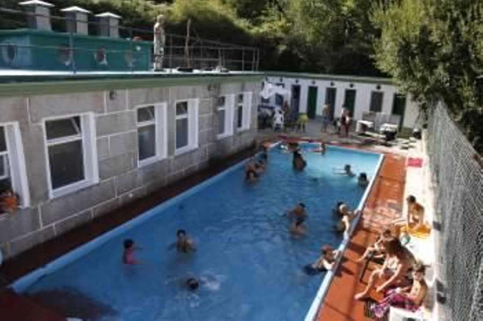 Un grupo de personas en las piscinas de Berán. (Foto: Xesús Fariñas)