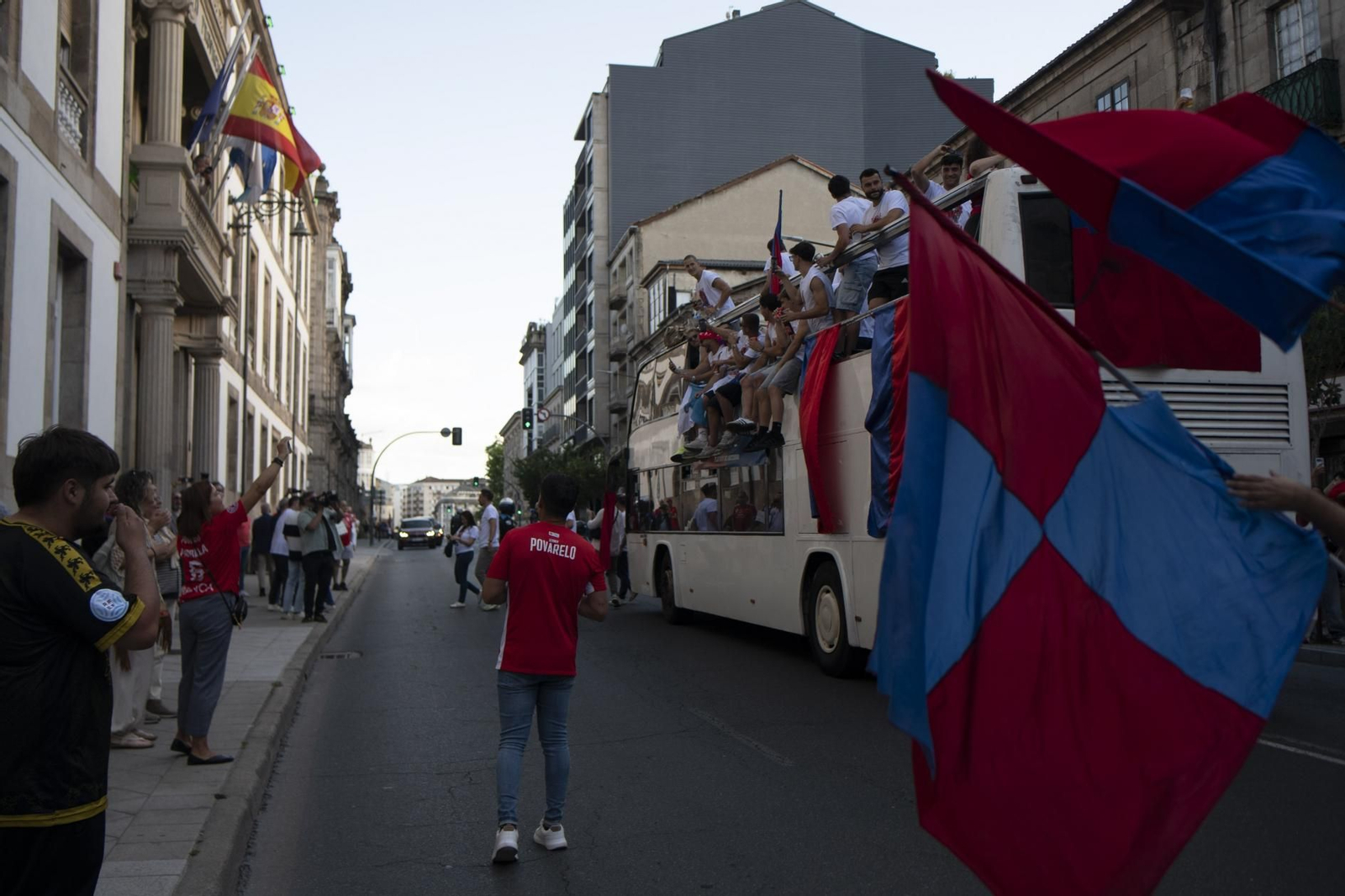 Galería | La aplaudida acogida de los unionistas a la UD Ourense contrasta con la pitada a Jácome en la Plaza Mayor, en fotos