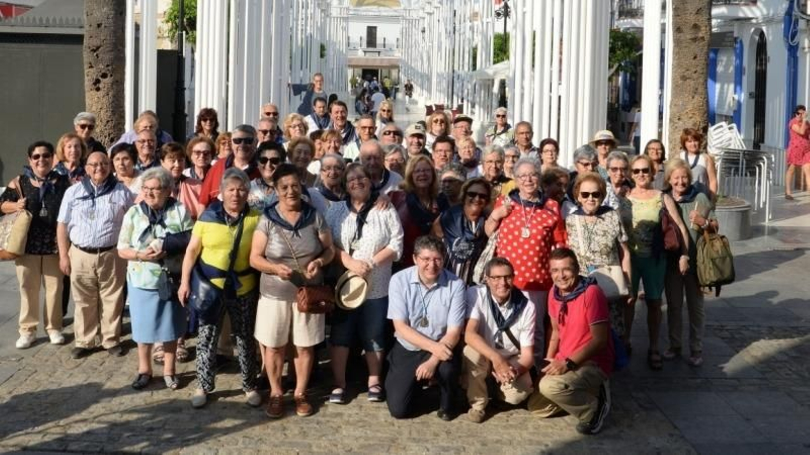 Los miembros de la hermandad del Rocío, en su visita a la iglesia de Almonte