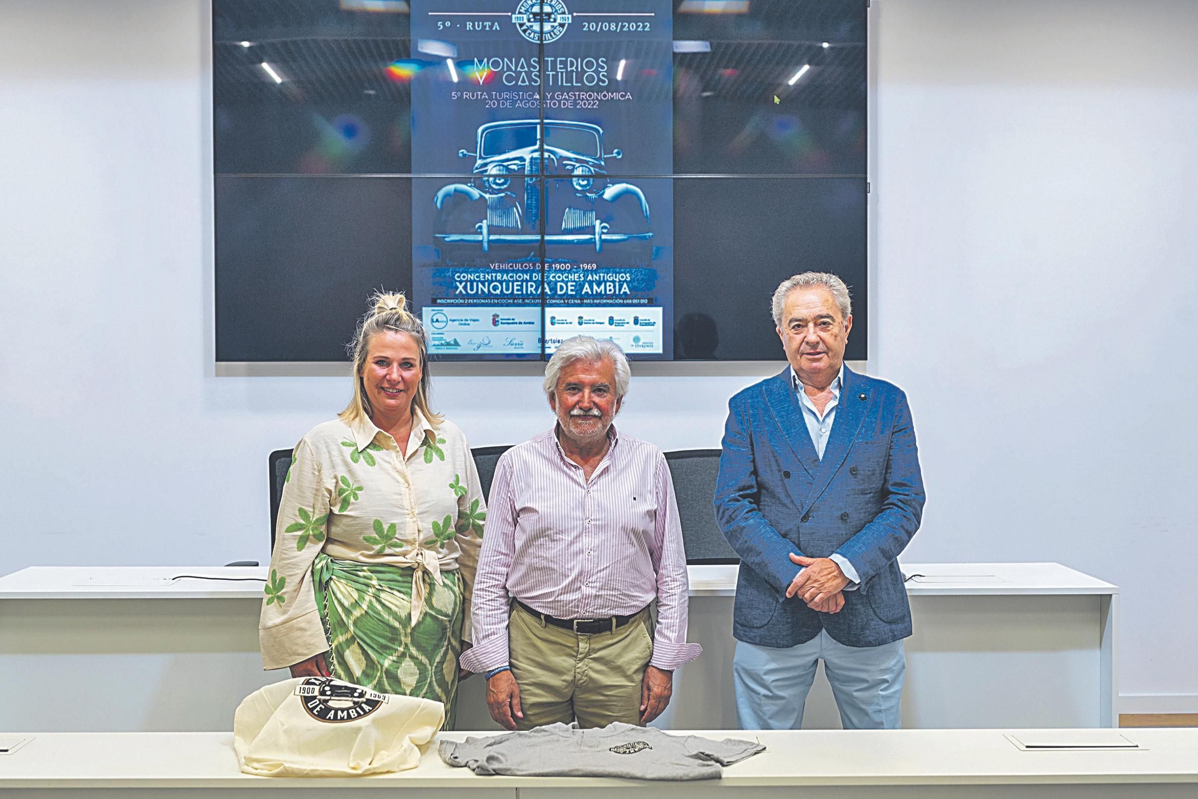 Beatriz Crespo, Rosendo Fernández y José Luis Gavilanes ante el cartel de la ruta.