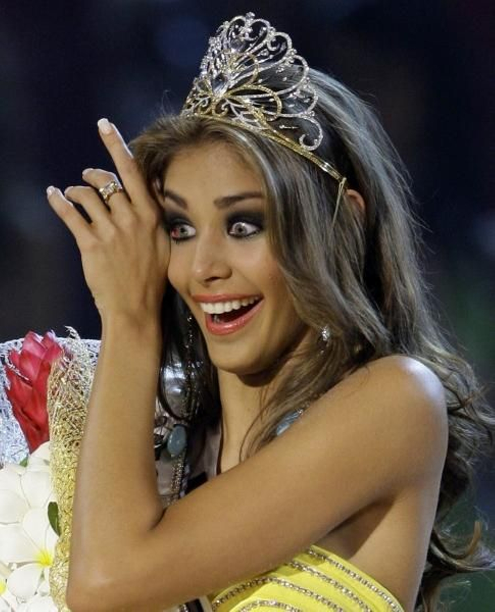 La venezolana Dayana Mendoza,  emocionada,  tras recibir el título de Miss Universo. (Foto: EFE)