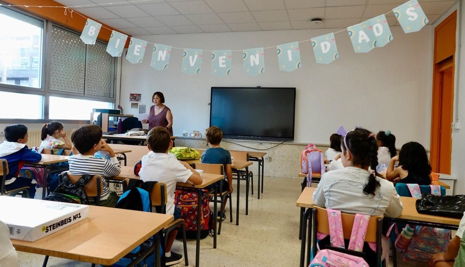Niños y niñas de un colegio de Vigo con su maestra. // Vicente Alonso