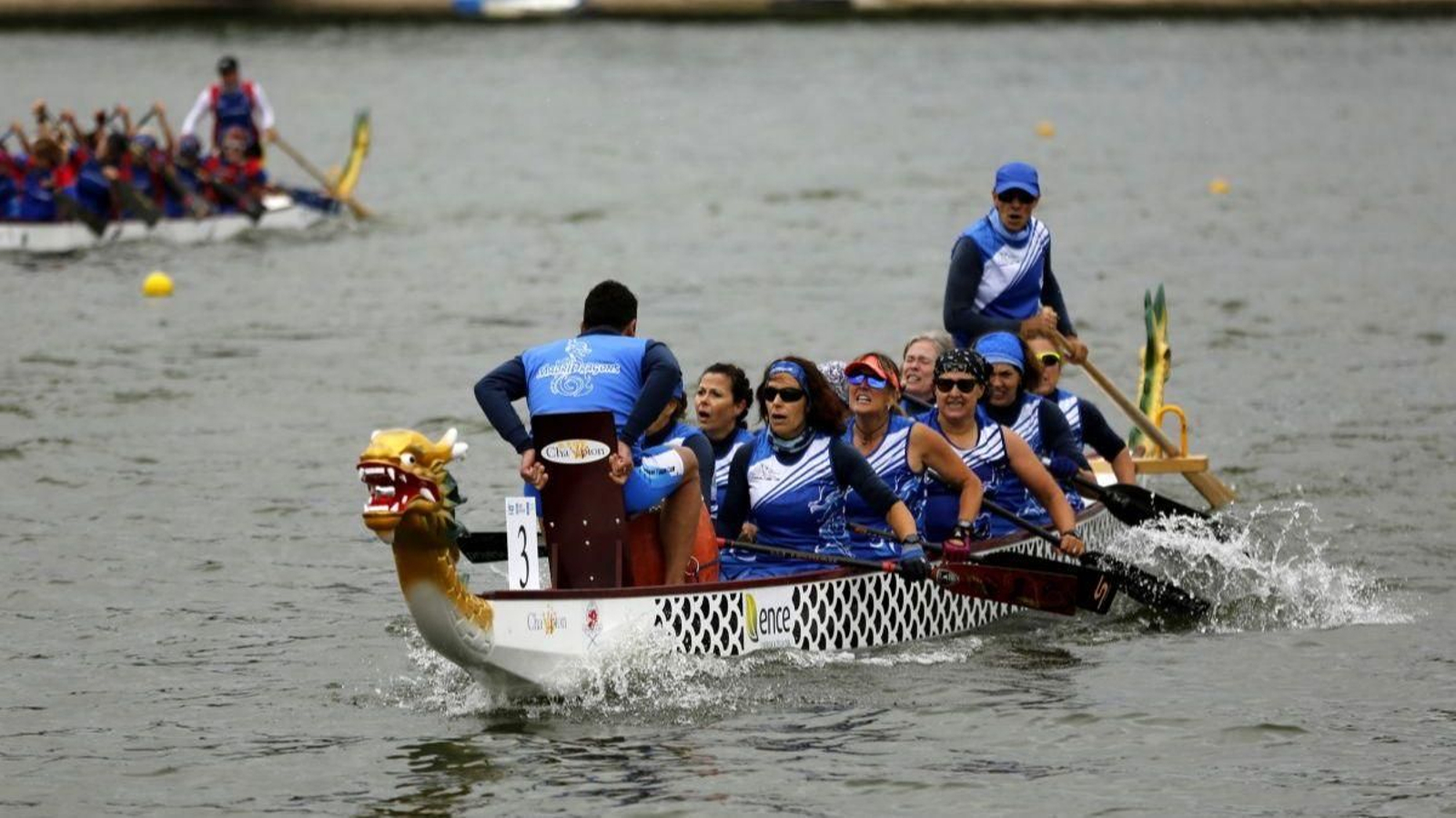 Uno de los barcos dragón, en la Copa de España del año pasado en Muíños.