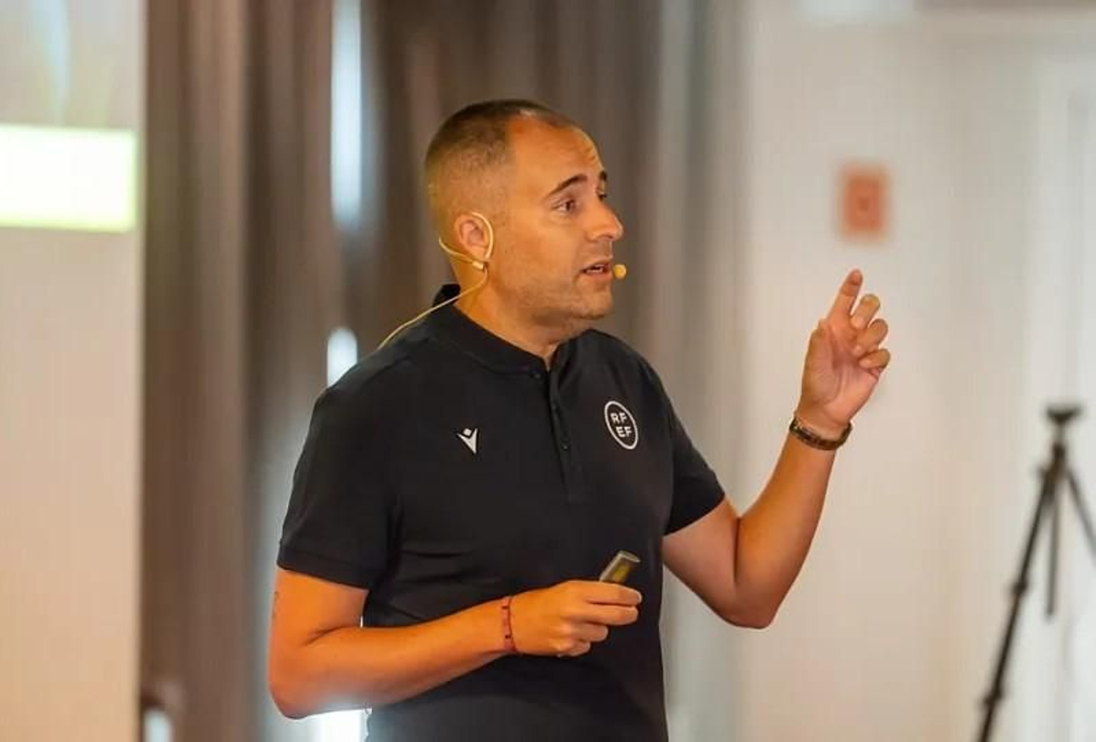 El presidente del CTA, el vigués Fran Soto, en la charla de pretemporada a los árbitros de Primera.