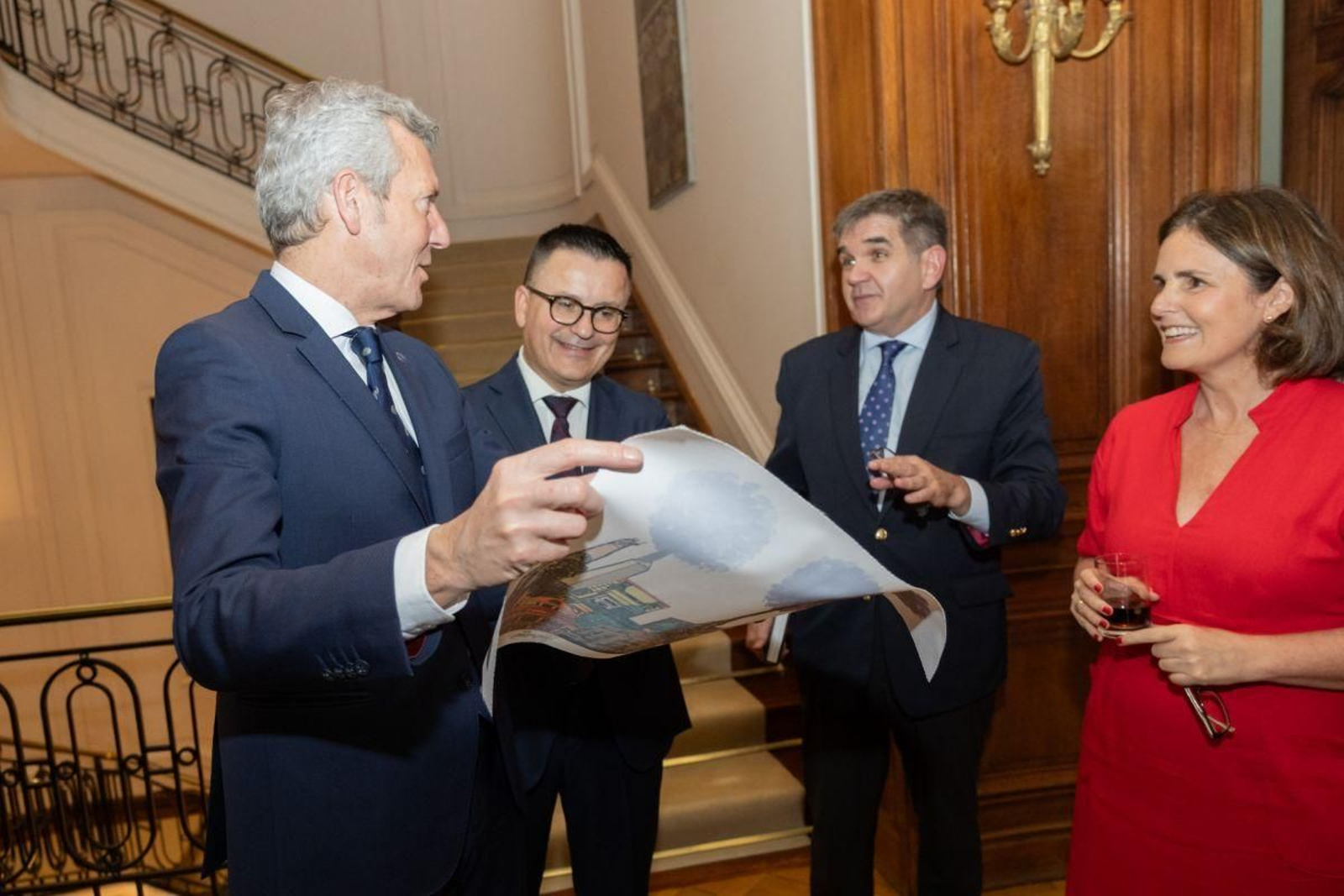 El presidente, Alfonso Rueda, el conselleiro de Emprego, José González, y el embajador español, Joaquín de Arístegui.