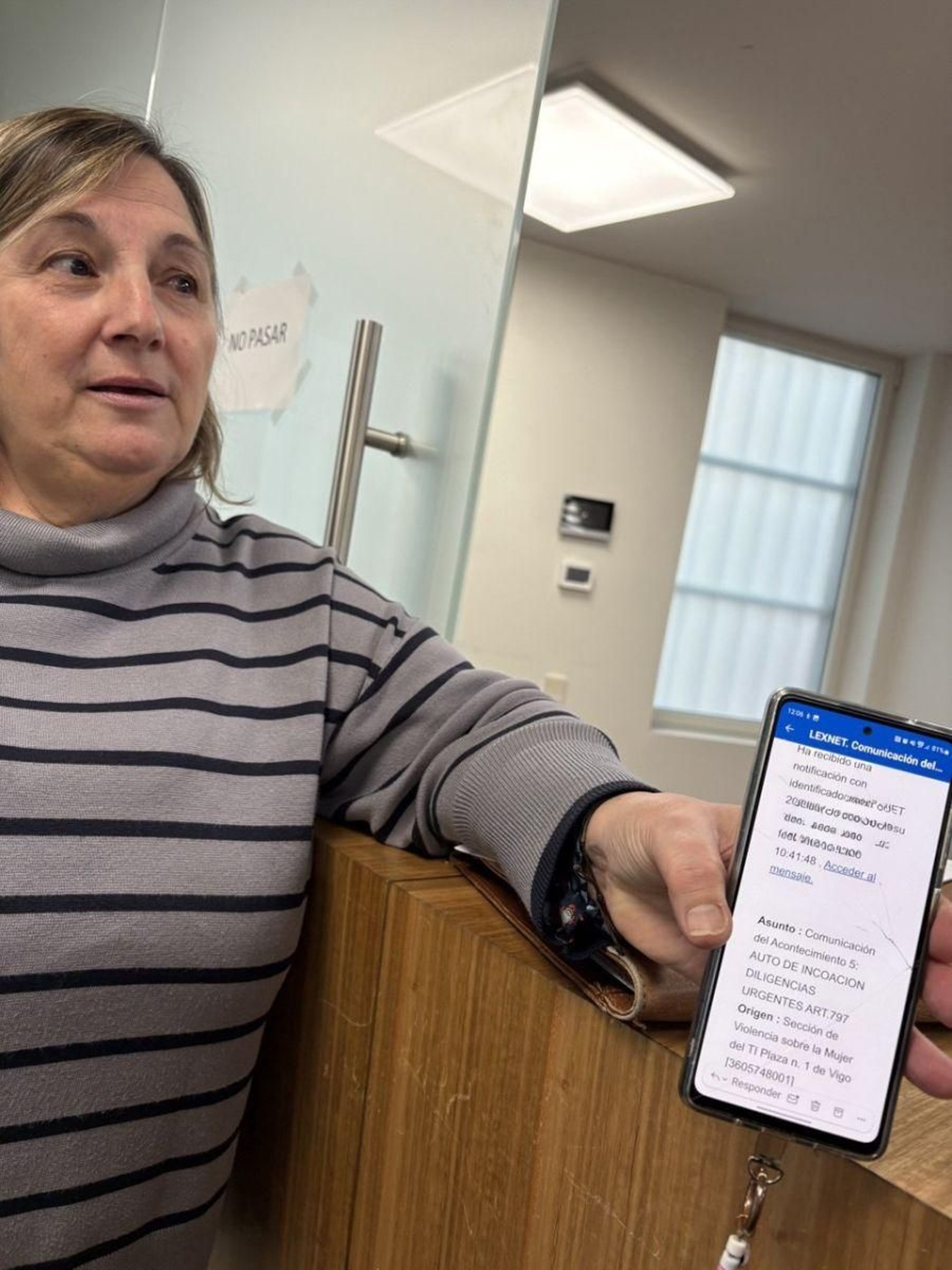Una abogada muestra la primera notificación con nueva nomenclatura.