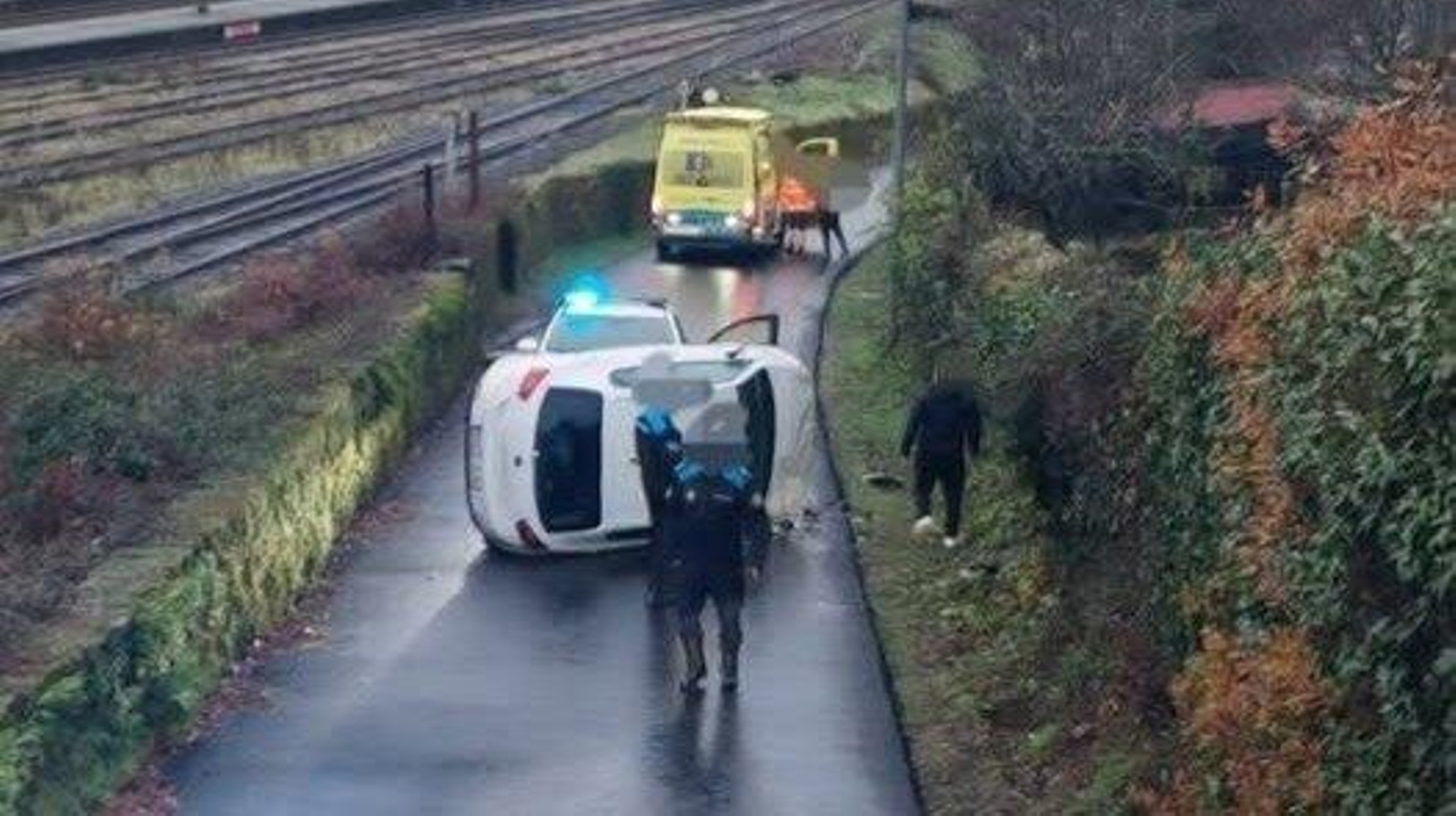 El coche volcado tras el accidente en O Carballiño.