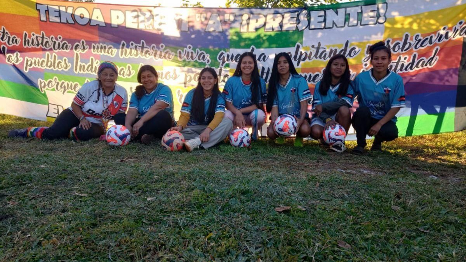 Las jugadoras del equipo argentino del Tekoa Peruti, con las equipaciones del Seixalbo.